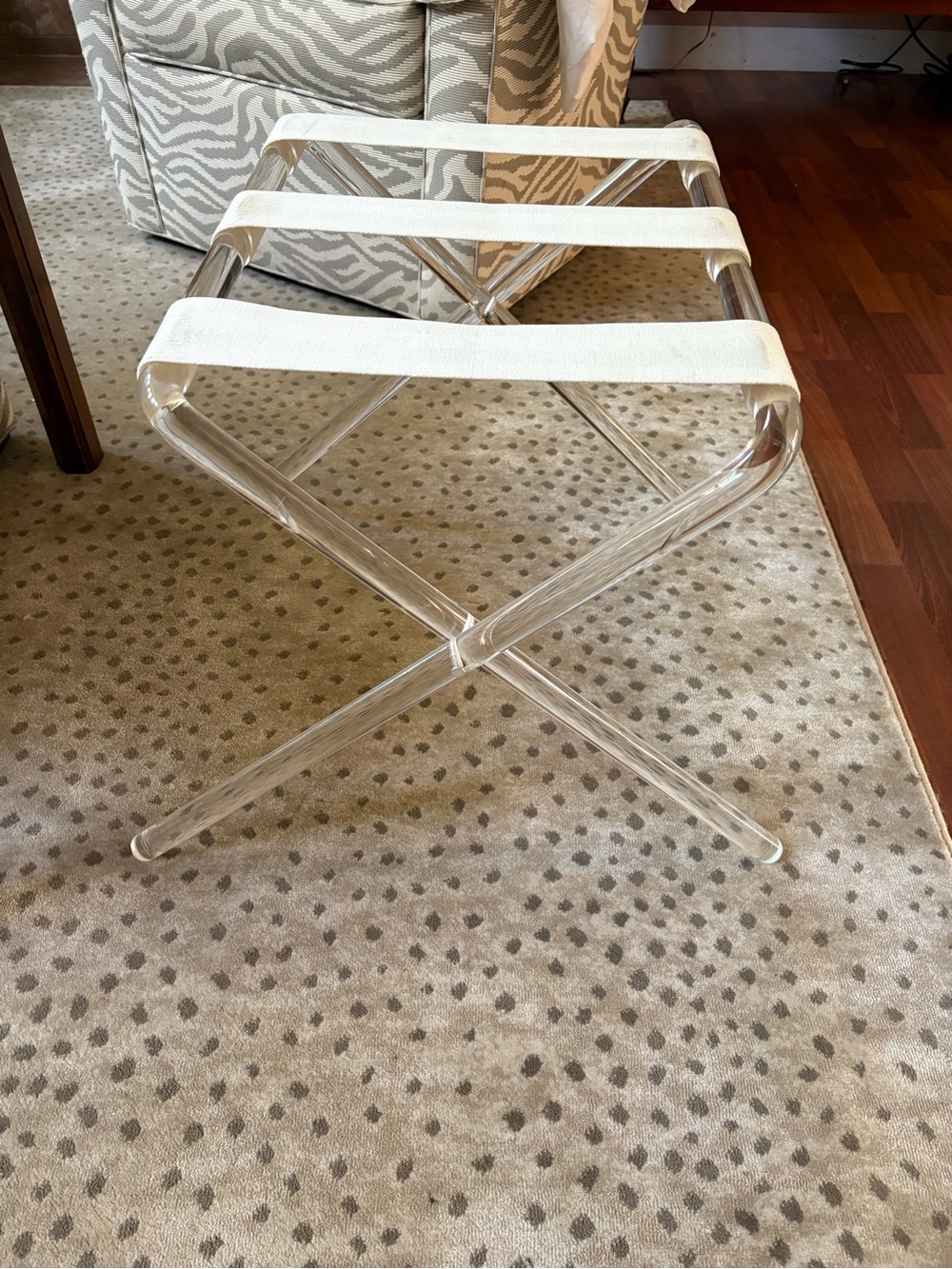 Lucite/Acrylic MCM luggage stand foldable - Picture 6 of 6